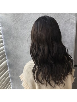 ヘアサロンM 新宿 白のニットにも合うブラウンカラー