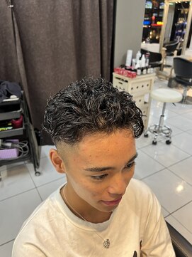 極道パーマ　フェードスタイル　メンズショート　アップバング