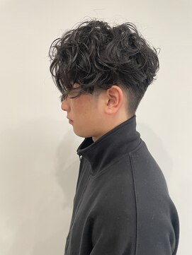 カットアンドトータルビューティ ヴァンキャトル(Cut&Total Beauty VINGT QUATRE) 前下がりメンズパーマスタイル