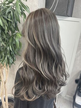 アルドーレフィエロ シンサイバシ(Ardore fiero shinsaibashi) コントラスト極ハイライト☆グレーアッシュ☆20代30代40代