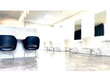 ウィズヘアー 東原店(Wiz hair)の雰囲気（白を基調とした落ち着きのある店内［髪質改善/カラー］）