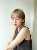 ハイトーンベージュカラー×耳掛けボブ
