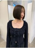 オリーブベージュと切りっぱなしボブ