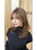 ミディアムレイヤーカット顔まわり透明感カラーベージュ