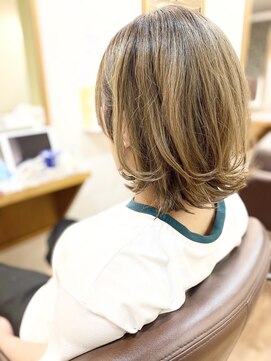 フリージア(freesia) 30代40代50代/外ハネボブ/オリーブカラー/艶ボブ