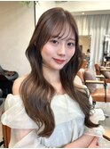 ウェーブヘア×ニュアンスカラーで魅せる柔らかさ