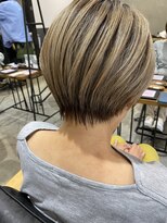 ウィーク 梅田(UiiC)&nbsp;ハイライトカラー白髪ぼかし ミセスショートuiic umeda 白井舞美