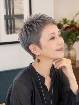 バグズ(Baguz) 大人洗練美シルエットハンサムショート小顔レイヤー30代40代
