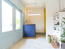 淡いブルー×白が基調の店内♪可愛いインテリアにも注目！