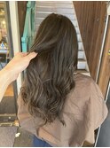 カーキベージュ×透明感