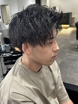 ヒュイル バイ ニアウ(Hwyl by Niau) メンズマッシュパーマニュアンスパーマスパイラルパーマ刈り上げ