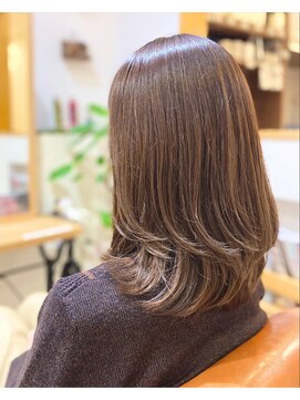 エン(enn) 【enn】ツヤ肌ベージュ×大人ミディアム