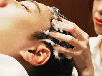 ヒロギンザ 神田店(HIRO GINZA)の写真/【神田駅東口15秒】自宅では落としきれない頭皮の汚れに！疲れを癒しながら頭皮環境を改善★<理容室>