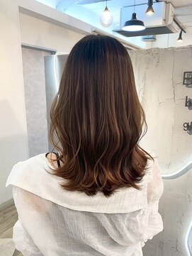ヴィサージュバスク(VISAGE ba.s.k) ツヤ感◎ブラウンカラーで叶う上品ロング巻き髪
