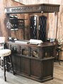 ヘアーデザイン メルシー(Hair design merci) イギリスアンティークのバーカウンター。上質な雰囲気を演出☆
