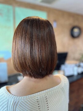 アークスヘアー べージュアッシュ前下がりストレート大人ボブリップライン