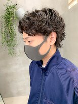 テトヘアー(teto hair) スパイラルパーマ、ミディアムウルフ、センターパート、常田大希