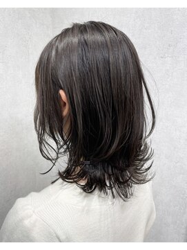 シアン(CYAN) くびれレイヤー・暗髪グレージュ