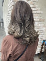 リリィ(LILY)&nbsp;控えめバレイヤージュでグラデーションカラー！