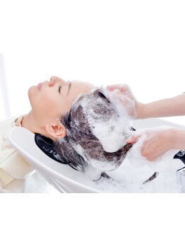 *＊クレンジングとマッサージで頭皮のコリをほぐし理想的なヘア環境へ導く。極上のヘッドスパを＊*