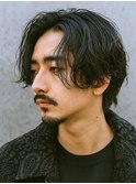 センターパート髭ダンディ黒髪くせ毛風パーマ男ウケ色気