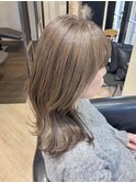 ベージュ×ミディアムレイヤー　　白髪ぼかし40代50代60代