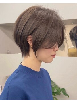 アマレット(Amaretto) 【白髪ぼかしハイライトで作る透明感大人ショートボブ】