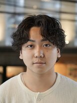 オーバル ジングウマエ(OVARL jingumae)&nbsp;ツイストスパイラルセンターパートシャドウパーマフェザーパーマ