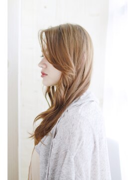 トランクイル サフリック(TRAN9UIL safric) 20代・30代・40代 ハイトーンベージュのかきあげミックスカール