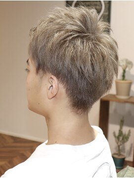 ウィスカーヘアー(whisker hair) グレージュアッシュ　ツーブロックショート