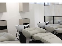 イリス 銀座(IrIs)の雰囲気（フルフラットシートのシャンプー台でリラックスして癒されます。）