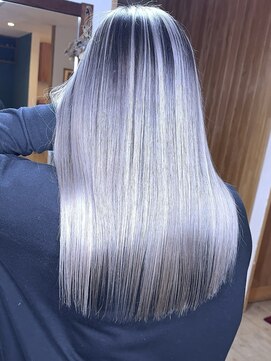 ブレイズヘアー(BLAZEhair) 【至高のツヤ】ホワイトシルバーバレイヤージュ×ブリーチ２回