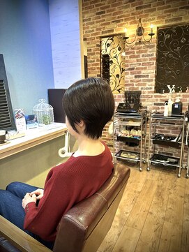 ヘアーメイクロージー 八軒店 (HAIR MAKE ROSY) 後頭部に丸みが出る首元すっきり大人女性ショート