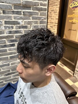 ミリオンバックス 御徒町店(Million Backs) 束感ショート/スパイラルパーマ/波巻き<理容室>[メンズ/御徒町]