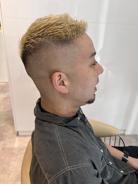 スナッチ(snatched) 金髪フェードスタイル