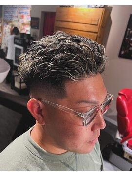 サンアンドマーリィズバーバー 駅前店(SON&MARLEY'S BAR BER) 極道パーマ 金メッシュ スキンフェード