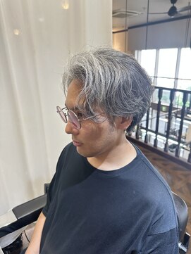 ハレケルーピディア(HAREKE loopidia) 白髪×くせ毛を活かしたメンズミディアムスタイル