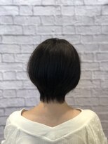 ミーティア バイ クアトロ(Meteor By QUATRO) 襟をシュッと閉めたショートボブスタイル