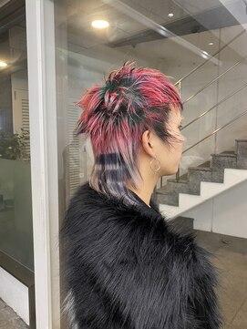 オーン(OOn) レッド×グリーン×ブラックのデザインショートウルフ