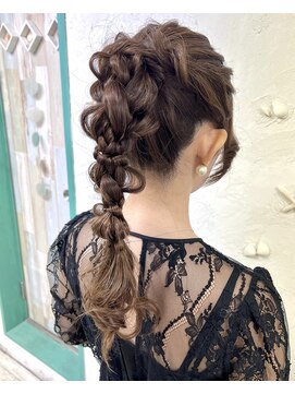 メカマハロジャミング(Me Ka Mahalo Jammming) 大人可愛い編みポニー/ヘアセット/編みおろし/ポニーテール/