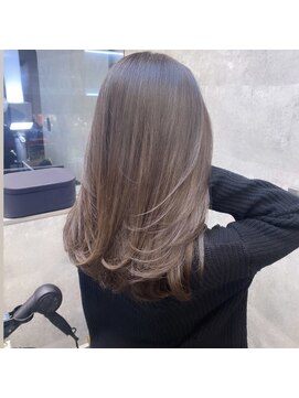 キャラ シャローネ 池袋(Chara Chalone) レイヤーカットで作るフェミニンカラー