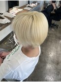 ケアブリーチ抜きっぱなしブロンドショートボブハイトーンカラー