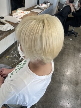 ニュート(Neut ) ケアブリーチ抜きっぱなしブロンドショートボブハイトーンカラー