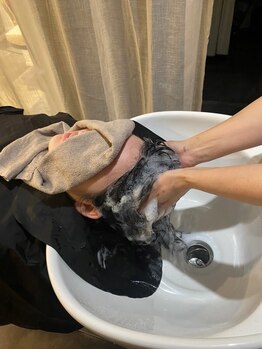 ヘアーアンドメイク アッサンブレ(Hair&Make Assemble)の写真/極上のヘッドスパで日々の疲れをリフレッシュ！頭皮環境を整えながら癒しの時間をお過ごしいただけます。