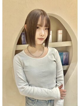 ヒビヲ 天神警固(HIBIO) ショートボブ切りっぱなしボブタッセルボブブリーチダブルカラー