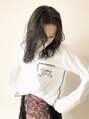 コス(KoS)&nbsp;80年台を彷彿させるぎゅるっとパーマ 動くと揺れる髪にうっとり