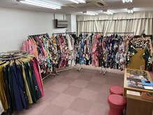 貸衣装秋田屋　吹田東店の雰囲気（卒業式の袴も豊富なラインナップがございます！）