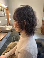 ビハインドザカーテン(BEHIND THE CURTAIN)&nbsp;くせ毛を活かしたレイヤーミディパーマスタイル