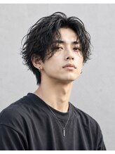 【センターパート×ツイストスパイラルパーマ】より柔らかい質感で、ナチュラルな印象に[栄/メンズサロン]
