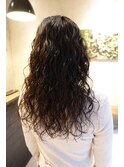 顔まわりレイヤー　黒髪　ロング　スパイラルパーマ